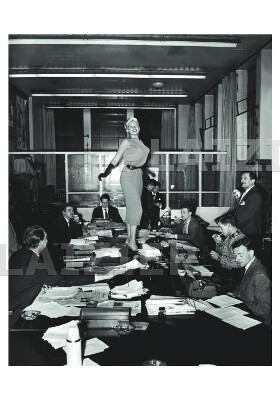 Jayne Mansfield bij 'De Telegraaf' 1957 (p 5073)