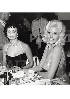 Jayne Mansfield en Sophia Loren bij Romanoff's in Beverly Hills, 1957 (p 5968)